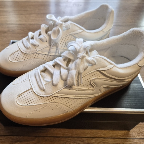 [NIB] Madden Girl Giia Lace-Up Low-Top Sneakers White Women's Sneakers Size 9 - Picture 2 of 12